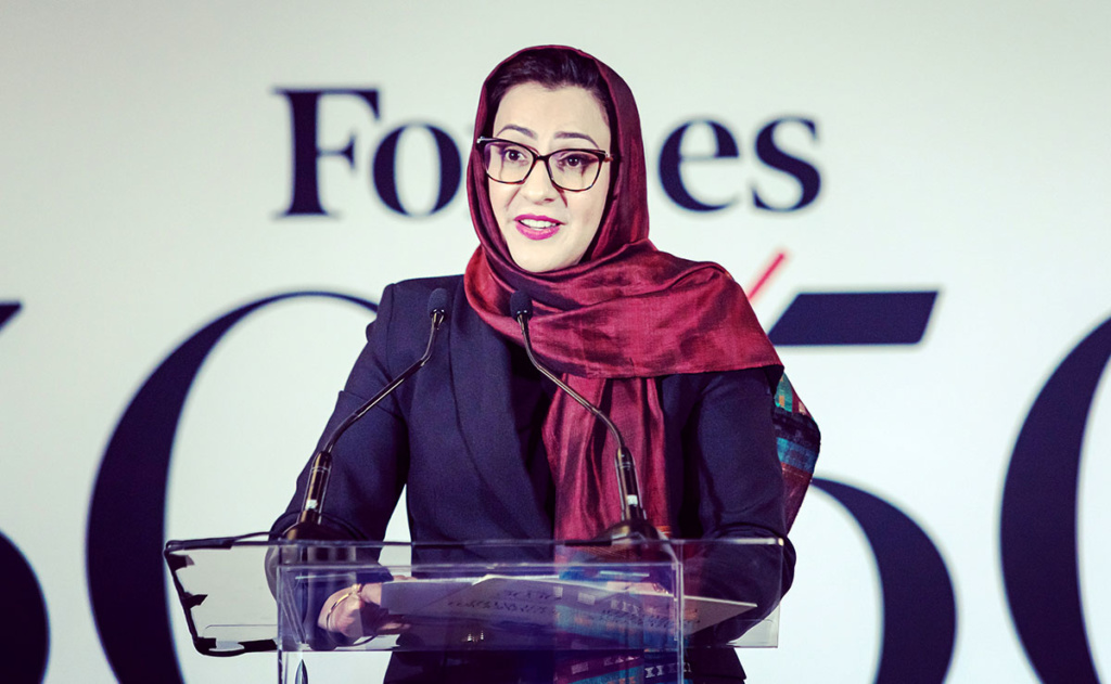 Photo of Naheed Farid accepting the Forbes Changemaker Award
